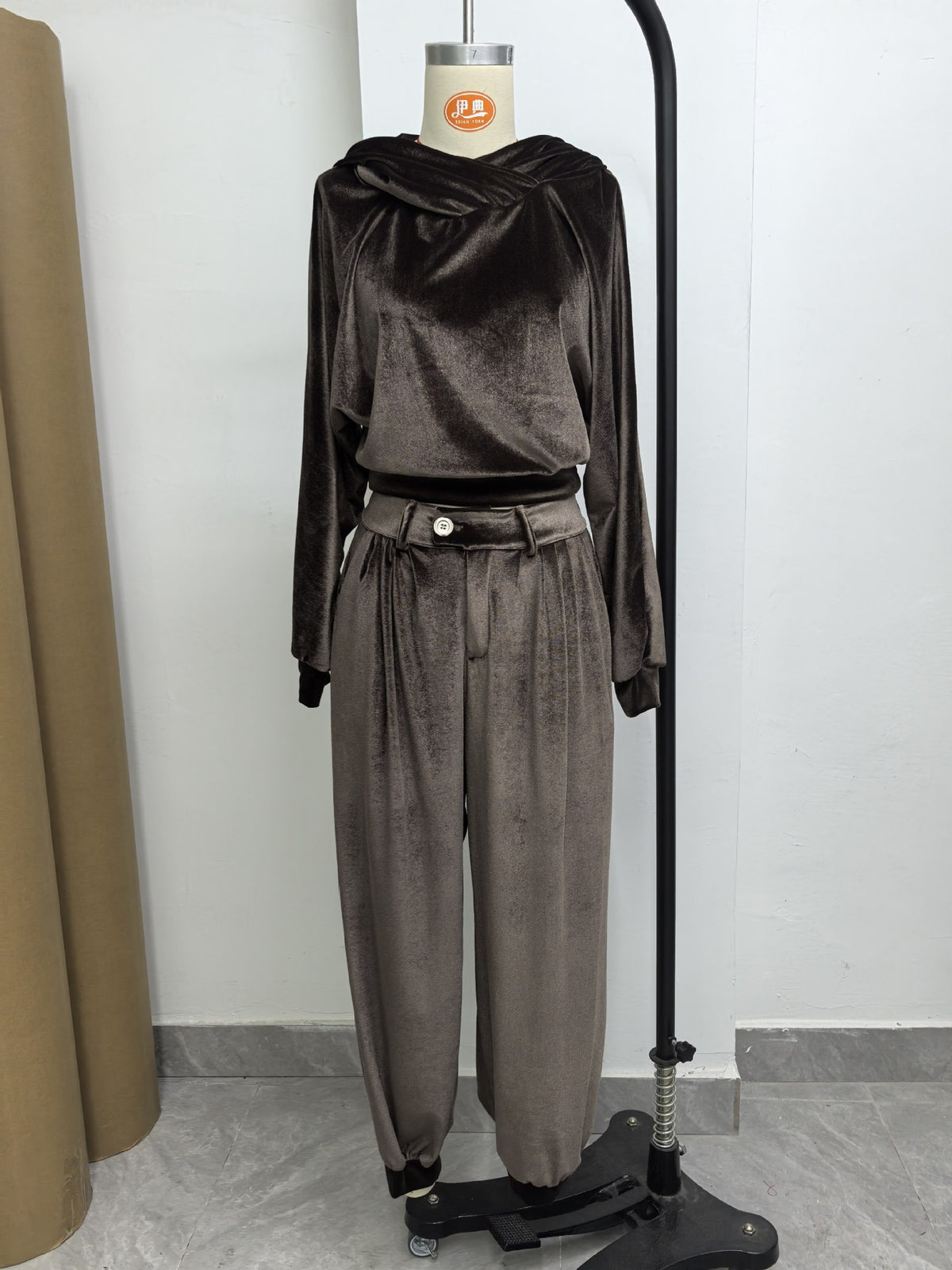 Vintage brown velvet hoodie and loose-fitting trousers set（Includes belt）